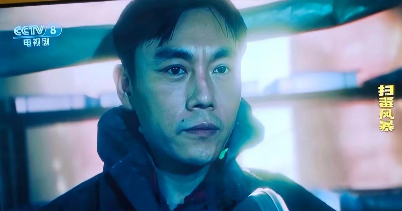 《扫毒风暴》越往后看，越觉得卢少骅和林强峰的智商完全不在一条线上。卢少骅聪明，读