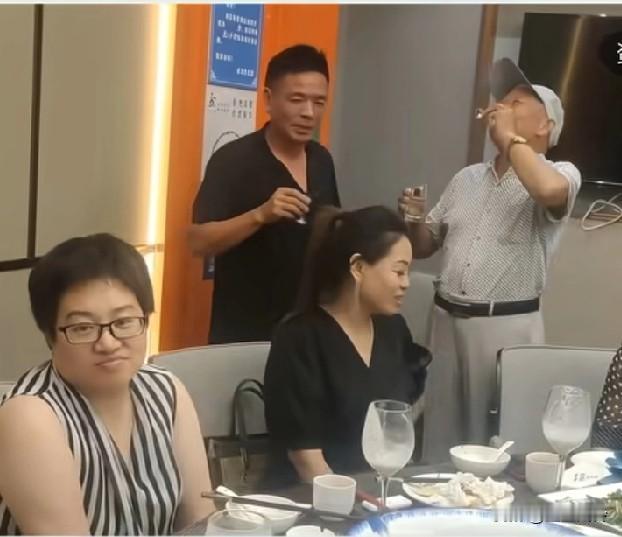 上海女企业家请18位昔日同学吃饭叙旧，承诺鲍鱼管够包场昌吃花费46800，结果结