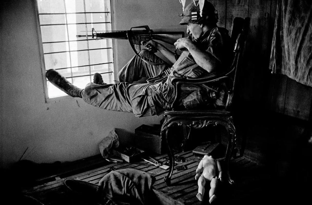 1968年西贡战役期间，一名美军士兵透过窗户瞄准步枪。一张摄于1968年的黑白