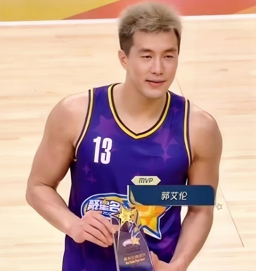 陈国豪：伦哥，恭喜啊！拿到篮球生涯首座MVP奖杯！！！郭艾伦：你是真心都吗？？