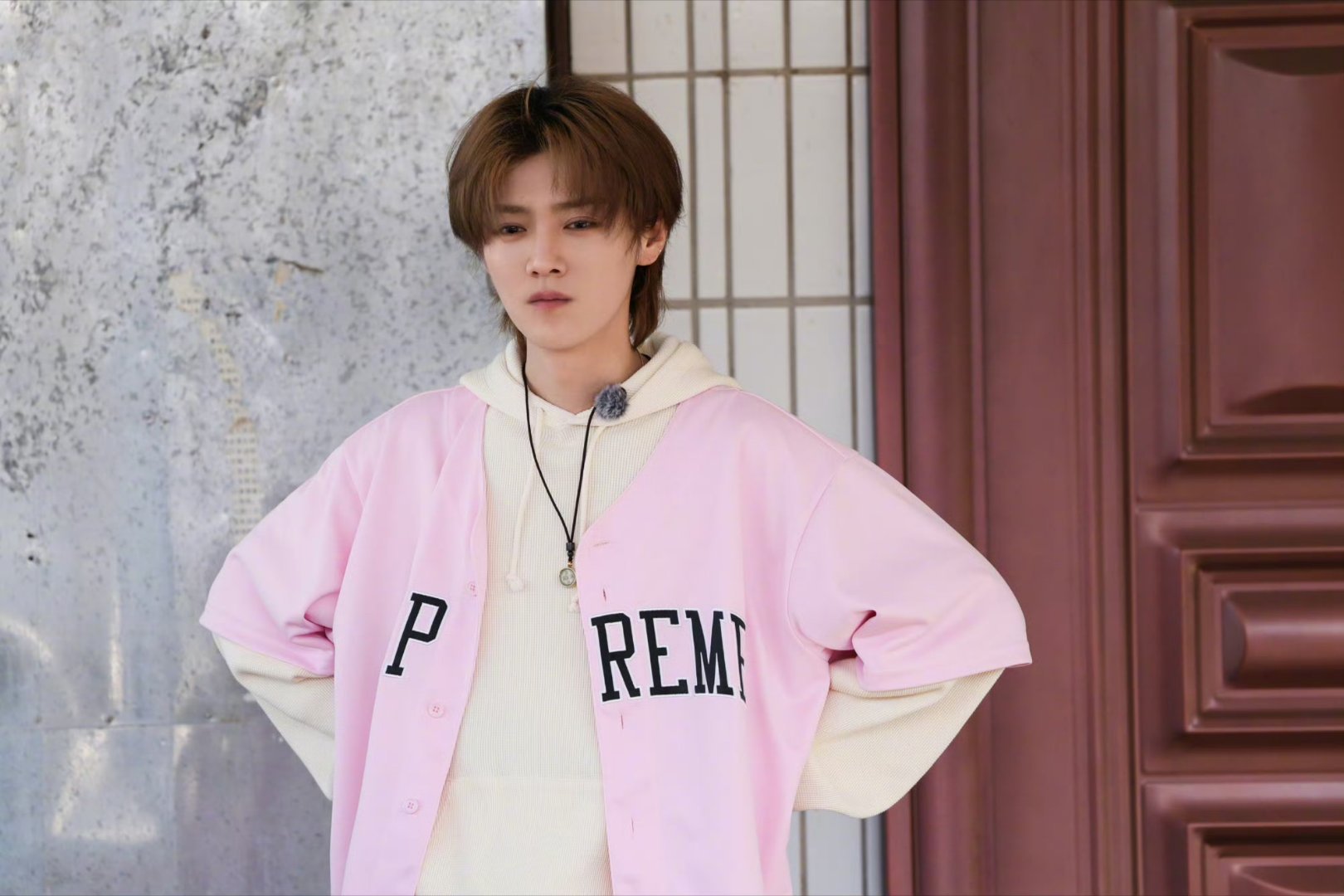 五哈这是给了一个紧身秋衣让他们穿吧因为过于奇怪，马頔一直在羞耻鹿晗穿都不时尚哈哈