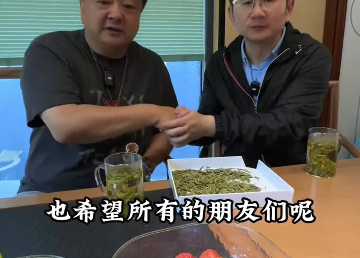 洪剑涛又紧急赶回杭州会面龙井村144号茶馆老板。老板的道歉的态度很缓和，
