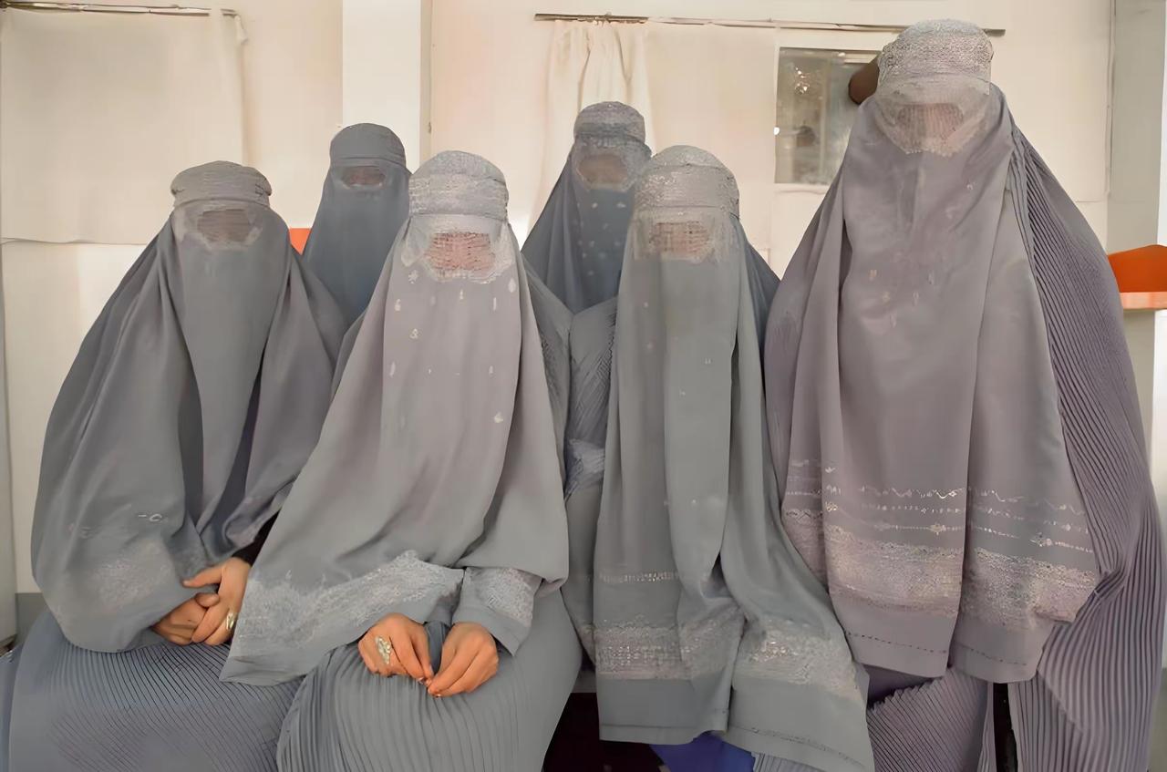 都没人去管管阿富汗塔利班了吗？听说要恢复奴隶制。​如果这是真的，阿富汗直接从2