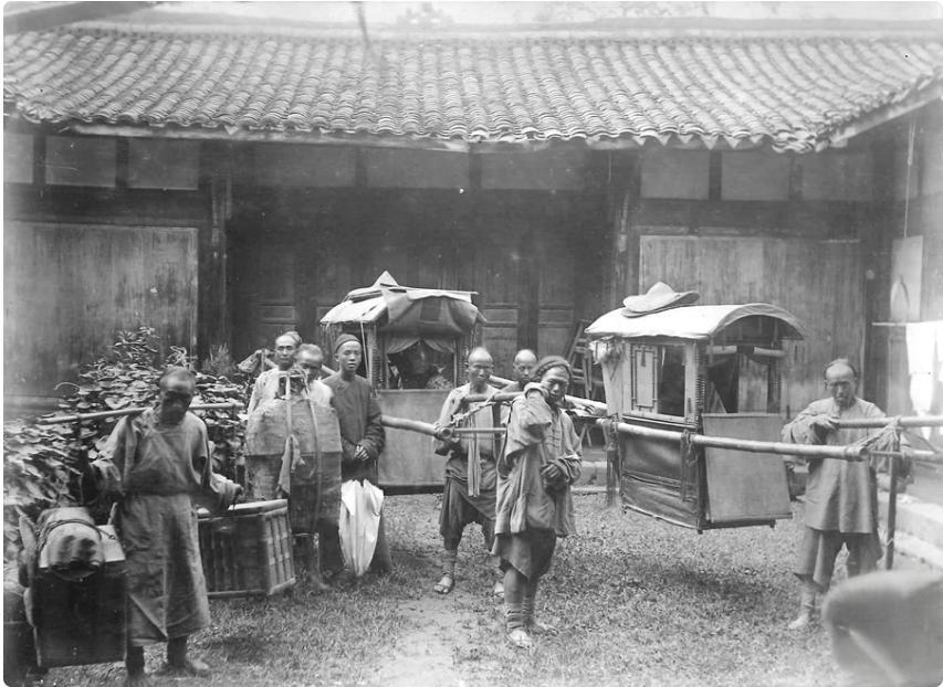 这张照片是清末时期富裕家庭（俗称“土豪之家”）出远门的出行现场，中式院落的草地上