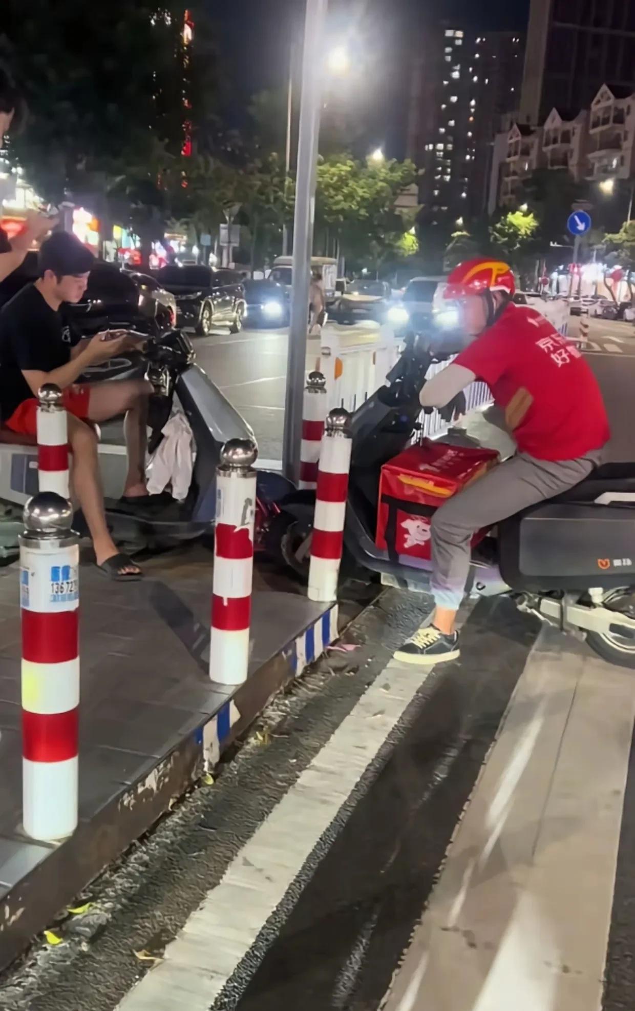 两位小哥一战成名，在网络上爆火。他们之间并没有言语和行为上的冲突，仅仅是在比试谁