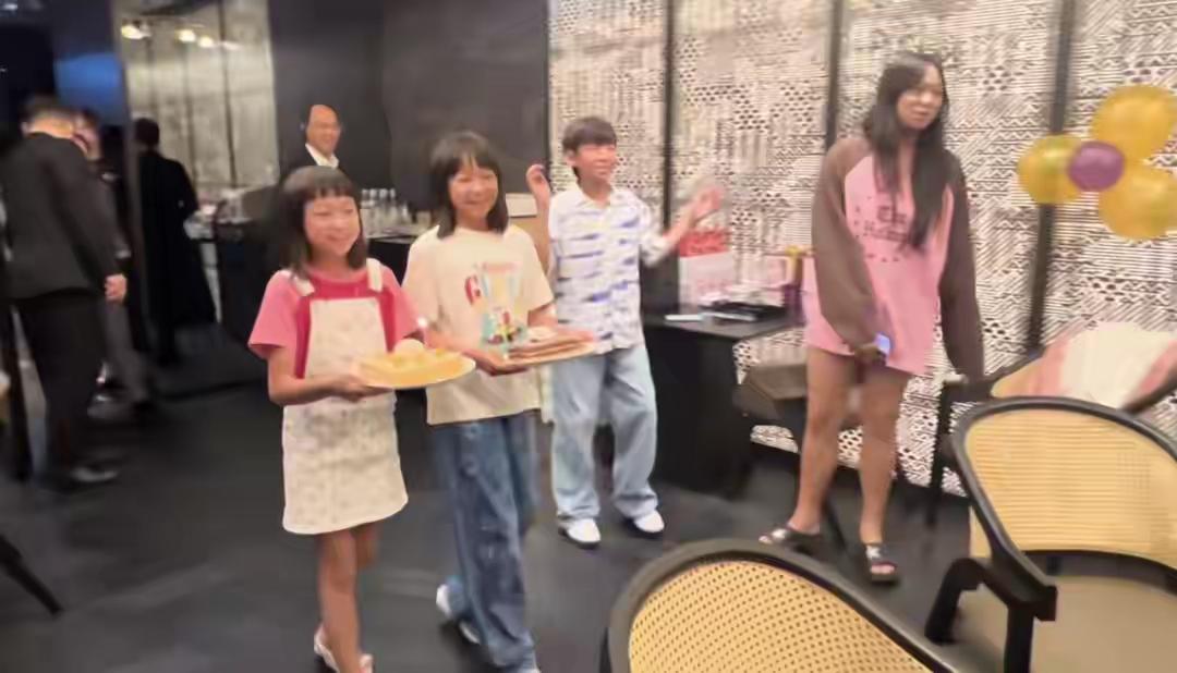 原来明星们孩子生多了，一样过的不好。陈浩明14岁的大女儿咋这样啊！感谢她一点