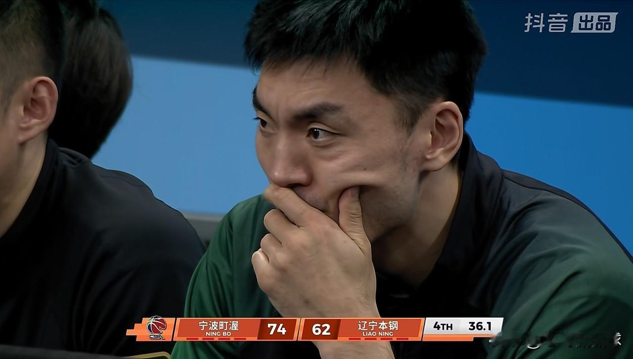 辽宁本钢老将李晓旭真是太沮丧了！在今天辽宁本钢客场挑战宁波町渥的比赛中，当时比赛