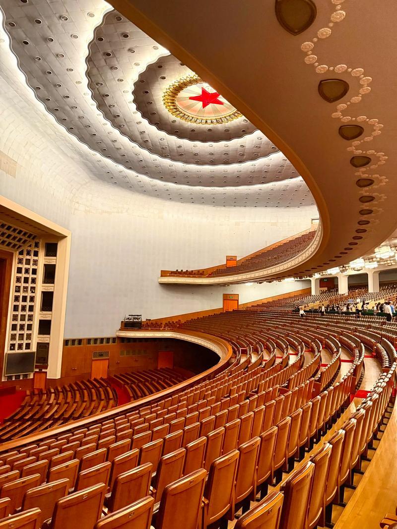 美国国务卿鲁比奥进入人民大会堂后，对这一建筑的雄伟大气和精美装饰惊讶不已，他如果