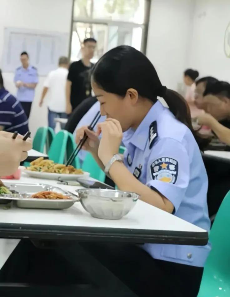 看守所警察通常会在单位吃工作餐。因为他们的工作性质特殊，需要随时应对各种突发情况