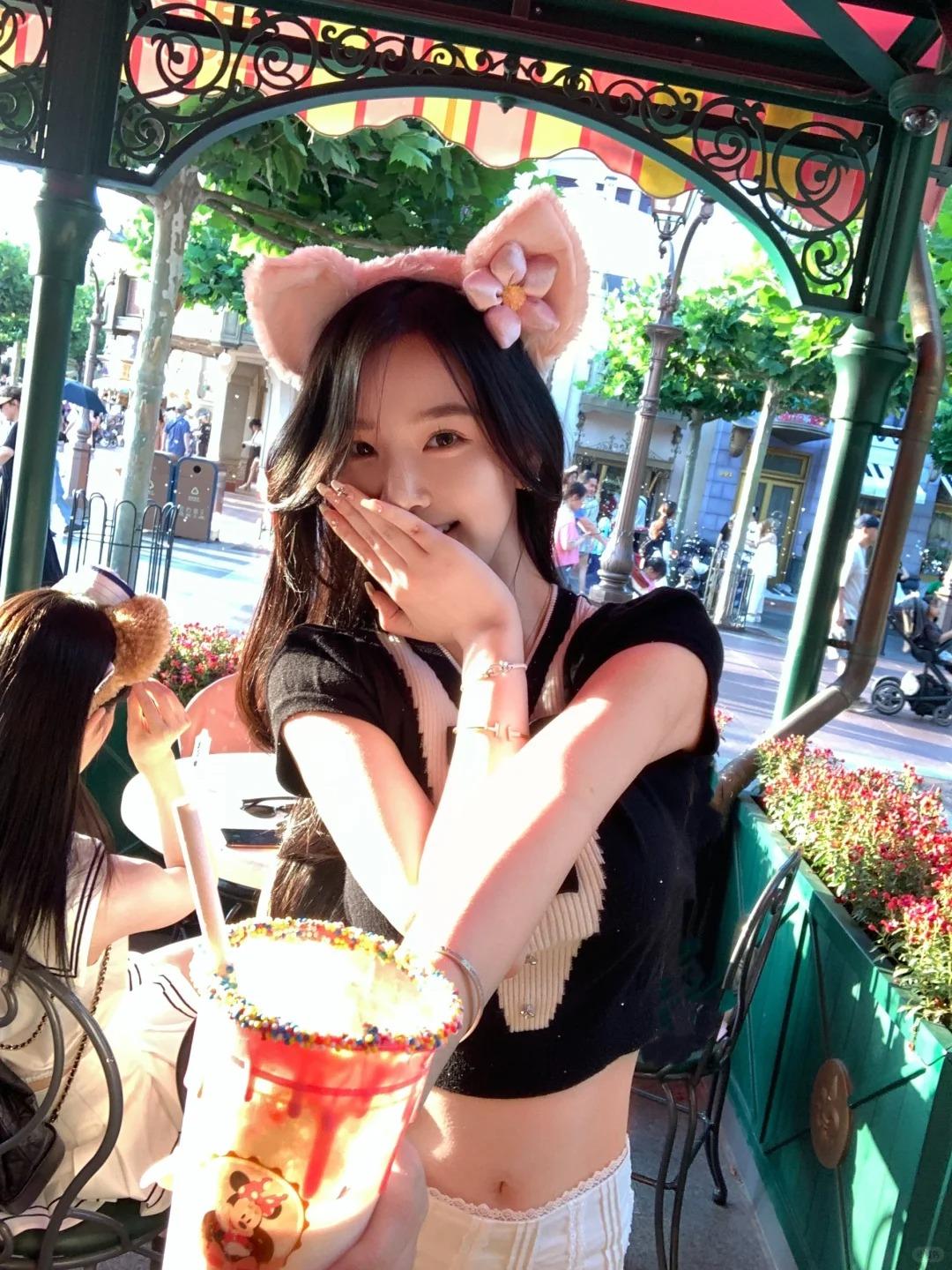 肌肤白皙，粉嫩有光泽的00后小美女，双眸是藏着澄净光感的琉璃盏，瞳仁沉如浸过暮色