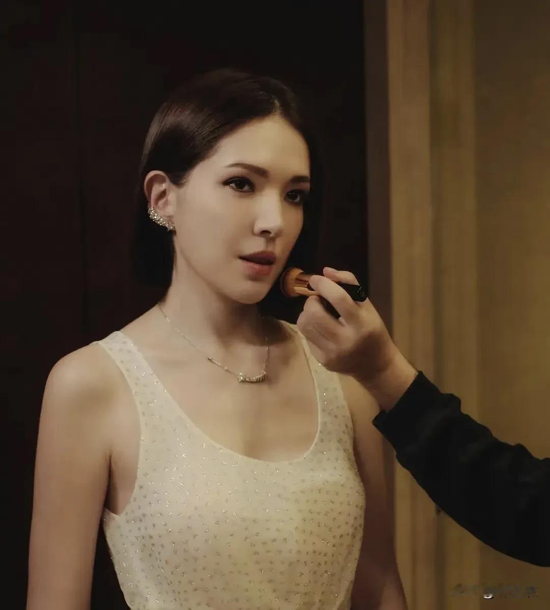 其实从我个人感觉，我觉得许玮甯的长相是属于那种单看个人写真还好，但是本人在人群里