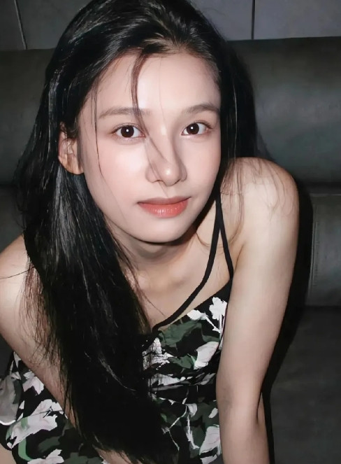 看网友们都在说张静仪资源好，是因为周迅是她“姑姑”！不查不知道，一查才发现，