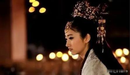 公元前677年，息夫人正在逗弄自己的两个儿子，楚文王走了进来问到：“夫人追随我已