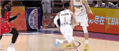 这球被盖了没？周琦想要隔扣徐昕，只可惜最后时刻，在球即将灌入篮筐时，被徐昕一手