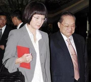 1976年，52岁的金庸爱上16岁女招待，为此他想要和妻子离婚，妻子却说：“可以