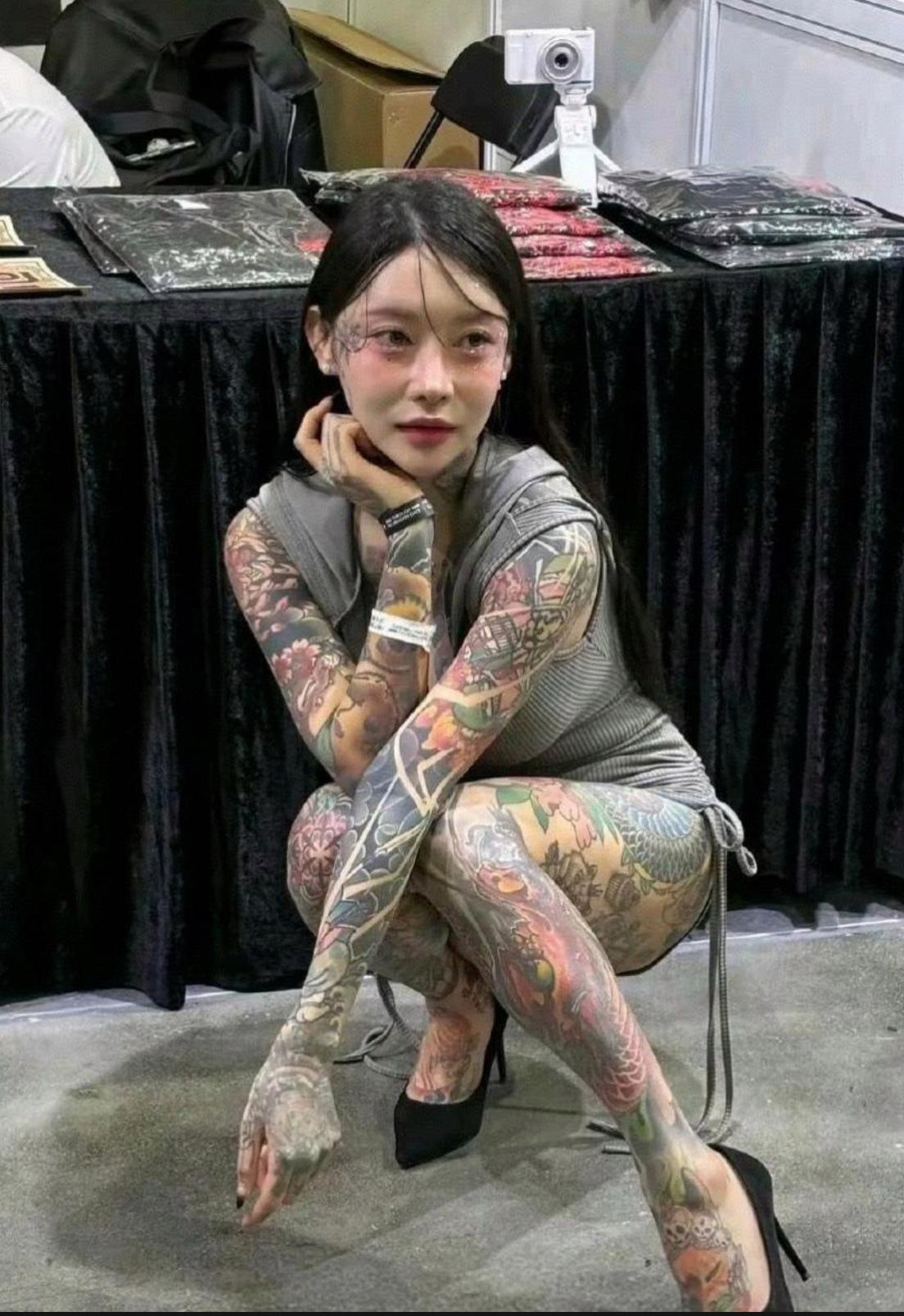 朋友看到这姑娘，当场跟我打赌，说这一身纹身少说也得扎了八百个小时，肯定花了不少钱