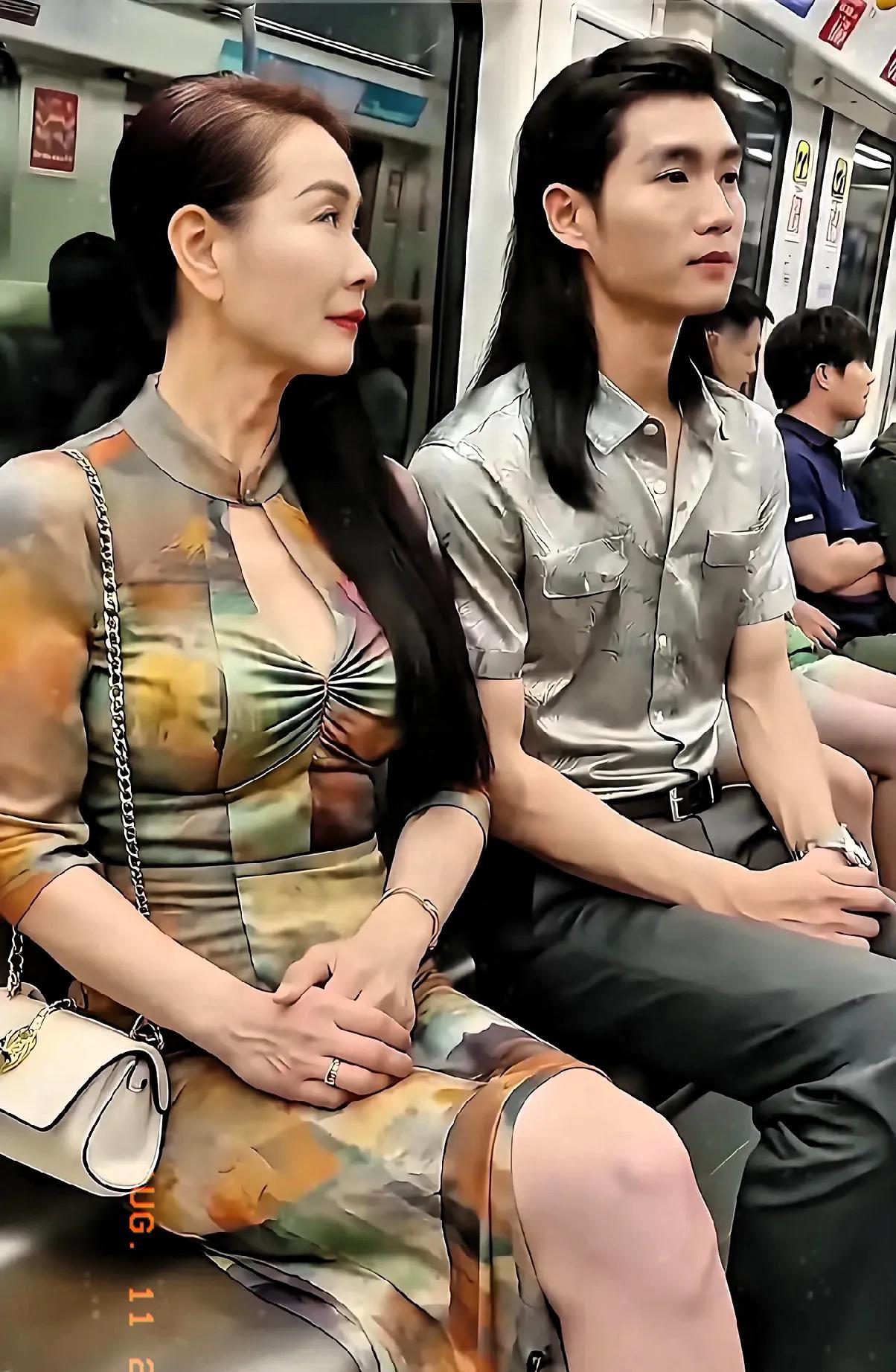 阿姨瞅着身边的这个小伙，她心里在想什么呢？她也许在想：如果你是我的孩子，我们俩