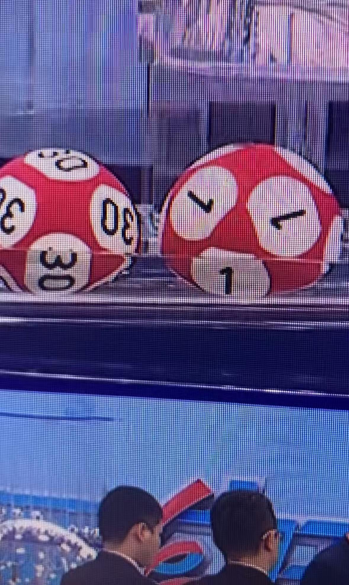 彩友发现上期摇奖的红球01和30号球摇出到通道后，居然保持一定缝隙，而其他几个已