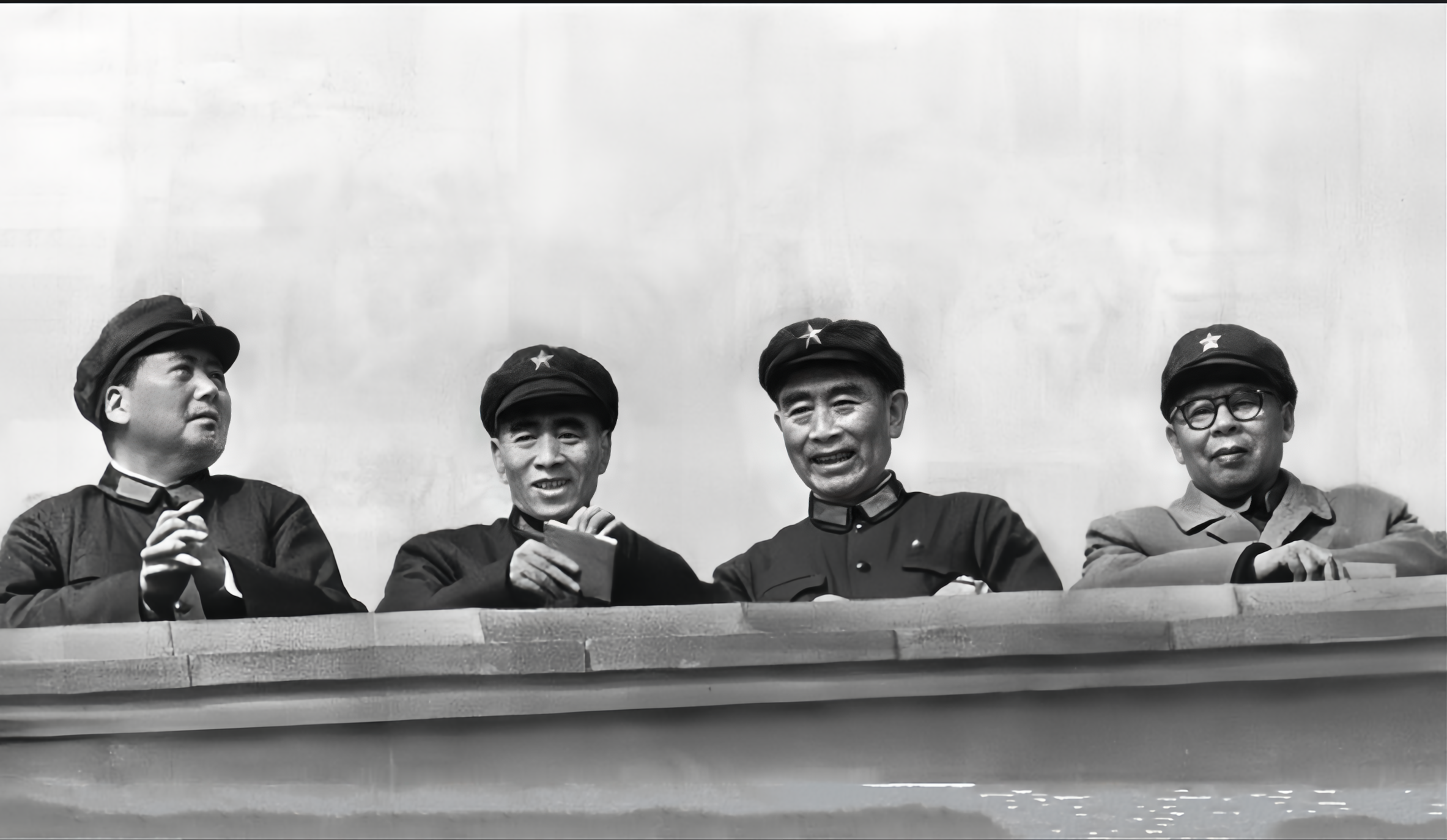 从这张合影，可以很清晰地看到，林彪的地位超越了周总理，仅次于毛主席。1966年八