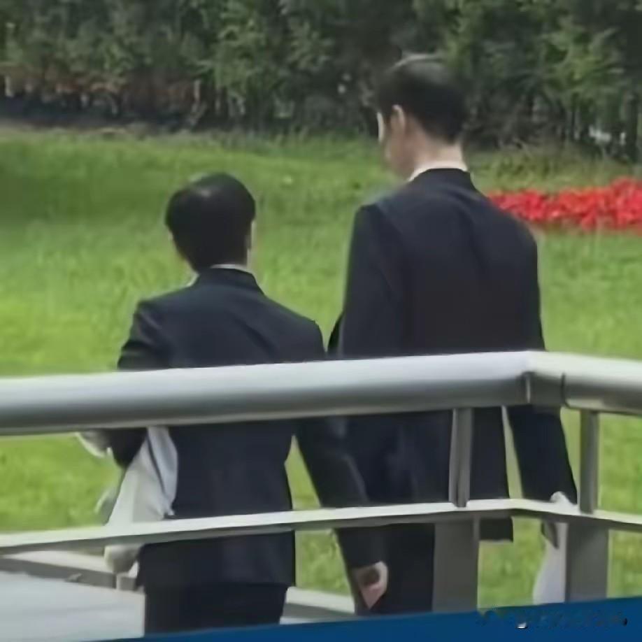 看着这两个人的背影，不禁感慨万千:王励勤:知错就改，改了就好。孙颖莎:不计前嫌