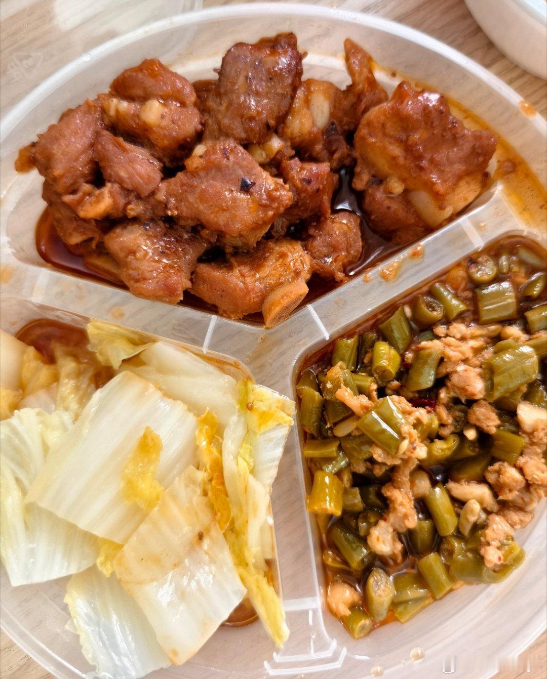 天气太热了，实在不想煮饭，点了个72街的套餐，另加了一份雪耳糖水，都很好吃，还是