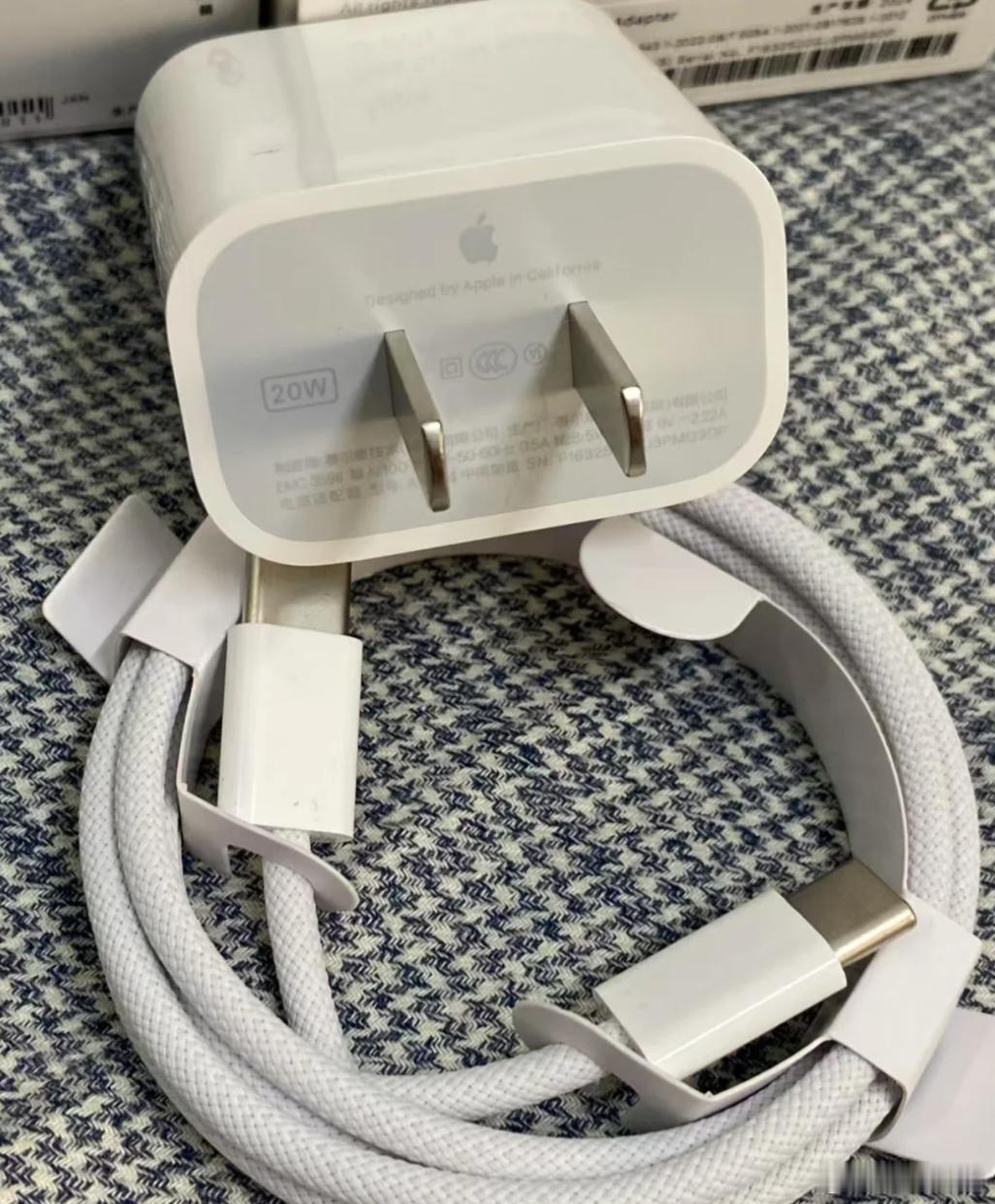 之前一直以为只有iPhone不送充电器，这两天才发现原来三星也是。美名其曰为了环