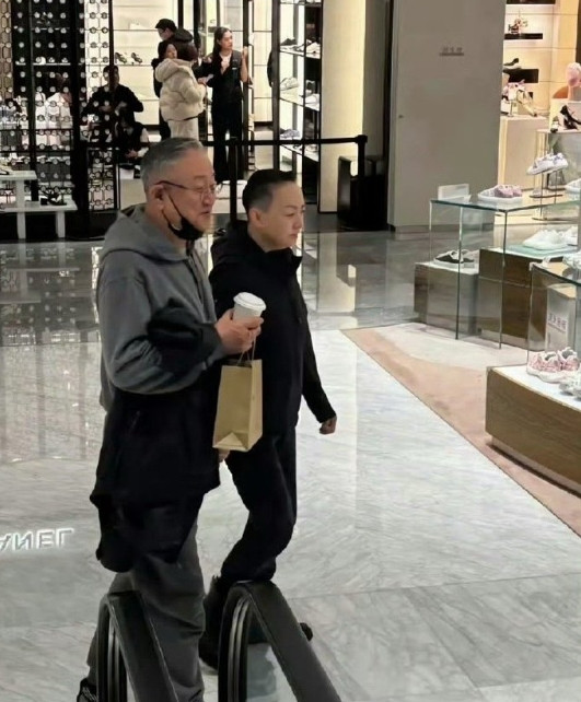 宋丹丹和富豪老公逛街被偶遇，据说北京排的上号的豪宅都是这位大哥开发的​​​