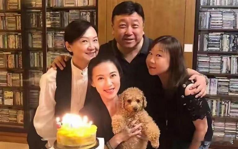王晶71岁生日照刷屏了，风流导演和隐退妻子同框，这48年到底靠什么没散？那天在