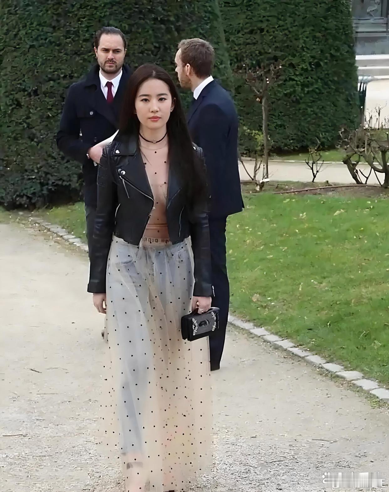 除了刘亦菲敢这样穿，换个人谁能行啊