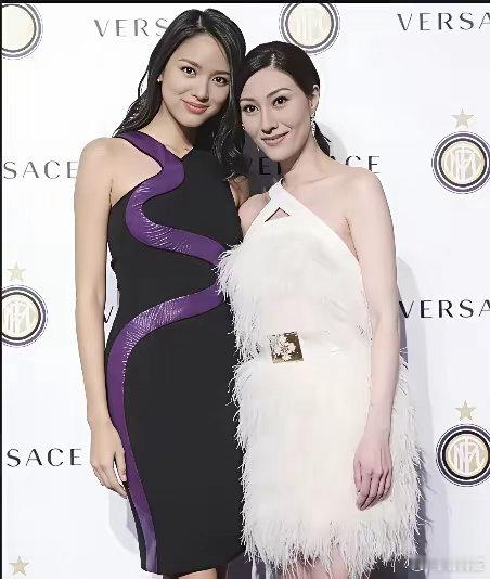李嘉欣五官比张梓琳漂亮，但是合照不如张梓琳三庭五眼和谐应该是因为中庭太长吧
