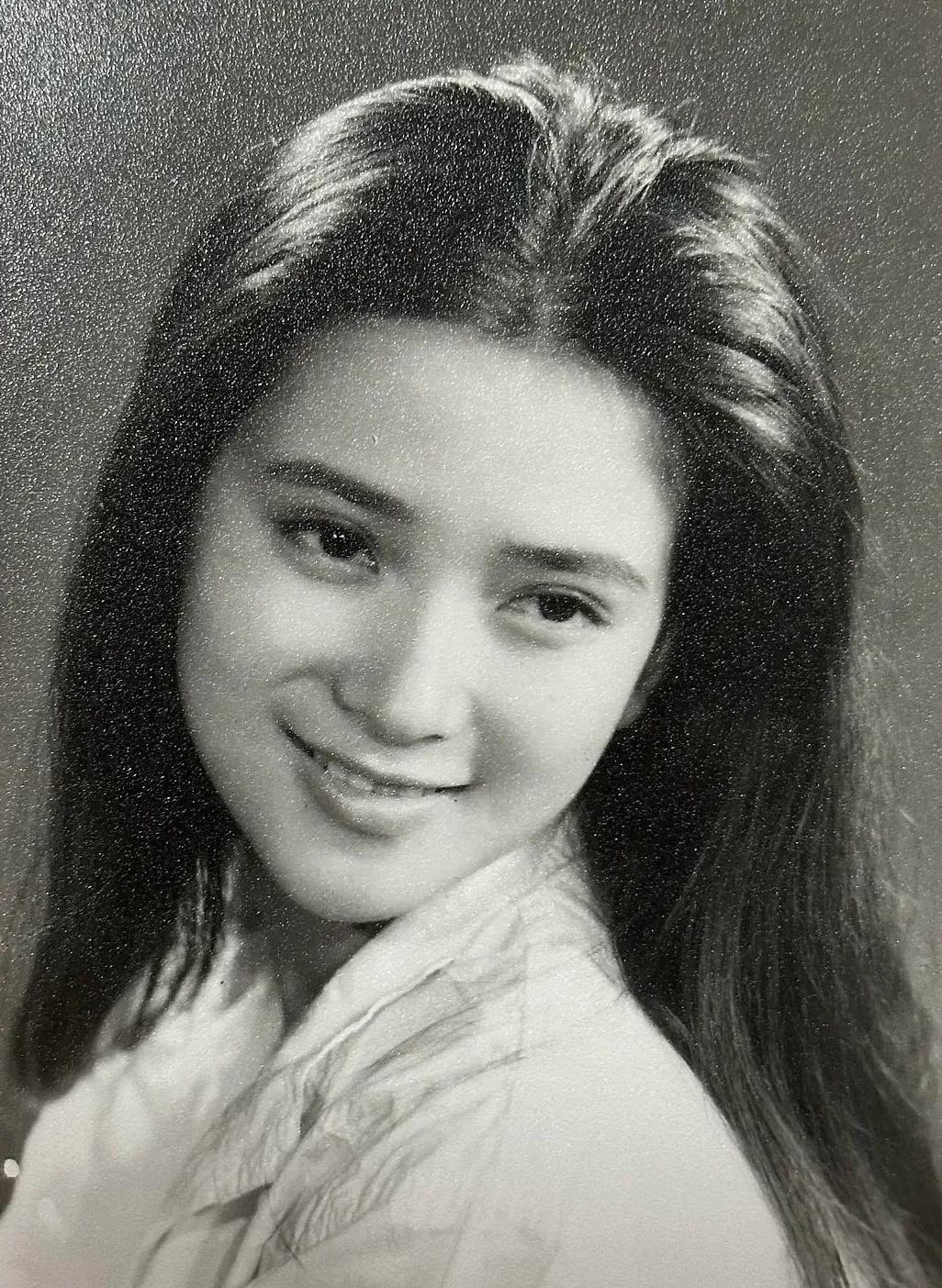 人这一生……12月15日，何晴遗体告别仪式结束，她的儿子许何捧着骨灰盒走出殡仪