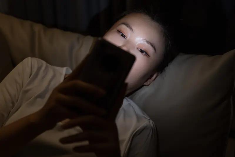 4个睡前坏习惯，正在悄悄透支健康，很多中年人天天在做！很多中年人总觉得，毁掉健