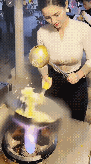 这手臂力量真足，她在蛋炒饭里面加什么调料吗？