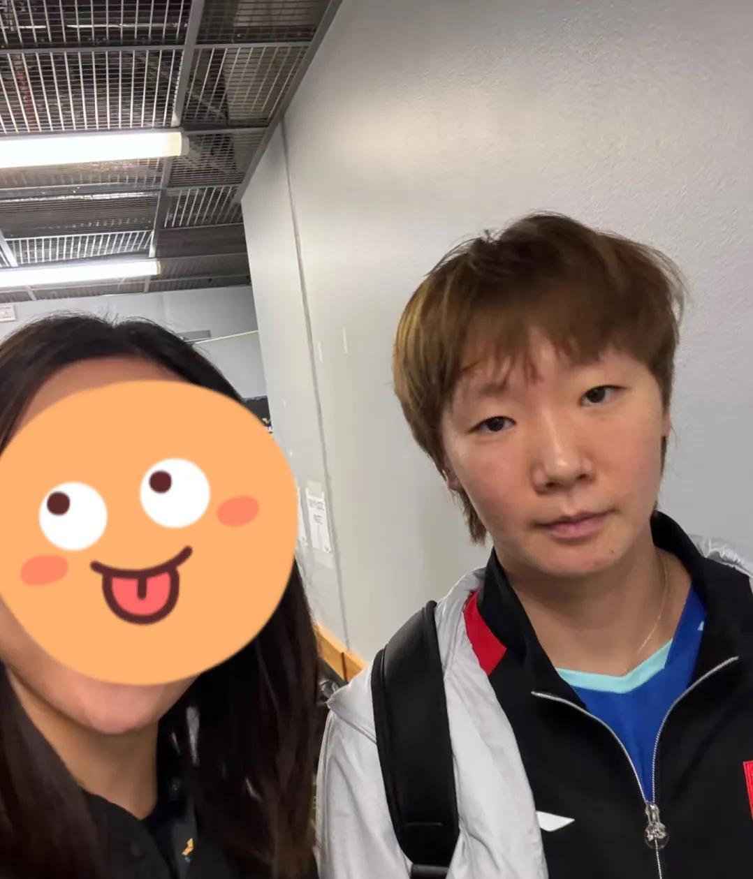 王曼昱WTT瑞典大满贯期间合影！曼昱这个样子，真是完全专注在比赛上了，头发乱糟糟