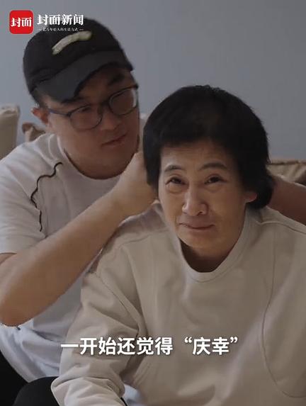 2021年，四川30岁男子张植每天和57岁母亲一起睡，他洗澡时，母亲也待在浴室，