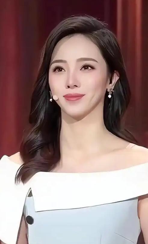 告别央视的主持人李思思，嫁给自己初恋三年生两娃后，现状如何？2023年，李