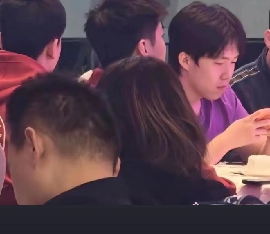 没有比赛的时候，孩子想咋样就咋样吧，哪里来的那么多规矩！别酸她了！莎莎这个小机灵