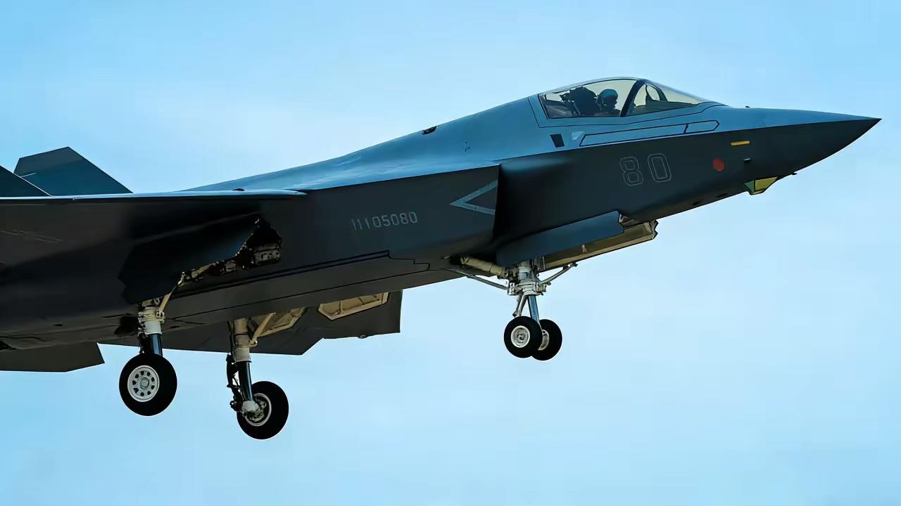 我觉得歼35是目前全球服役最漂亮的战斗机。没有之一。反正符合我的审美观。