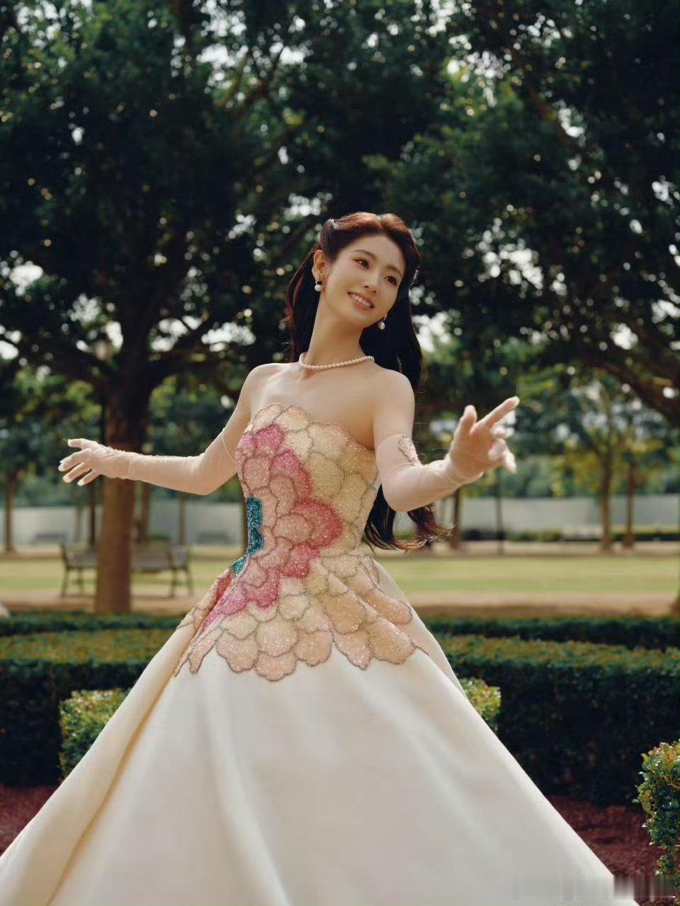 邢菲今天的礼服小tips邢菲穿了一朵荷花在身上礼服小tips藏角色共鸣！邢菲把