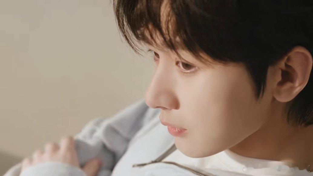 成毅，你揣摩角色时微蹙的眉头，盛满了对表演最虔诚的敬畏。成毅两京十五日cy成毅朱