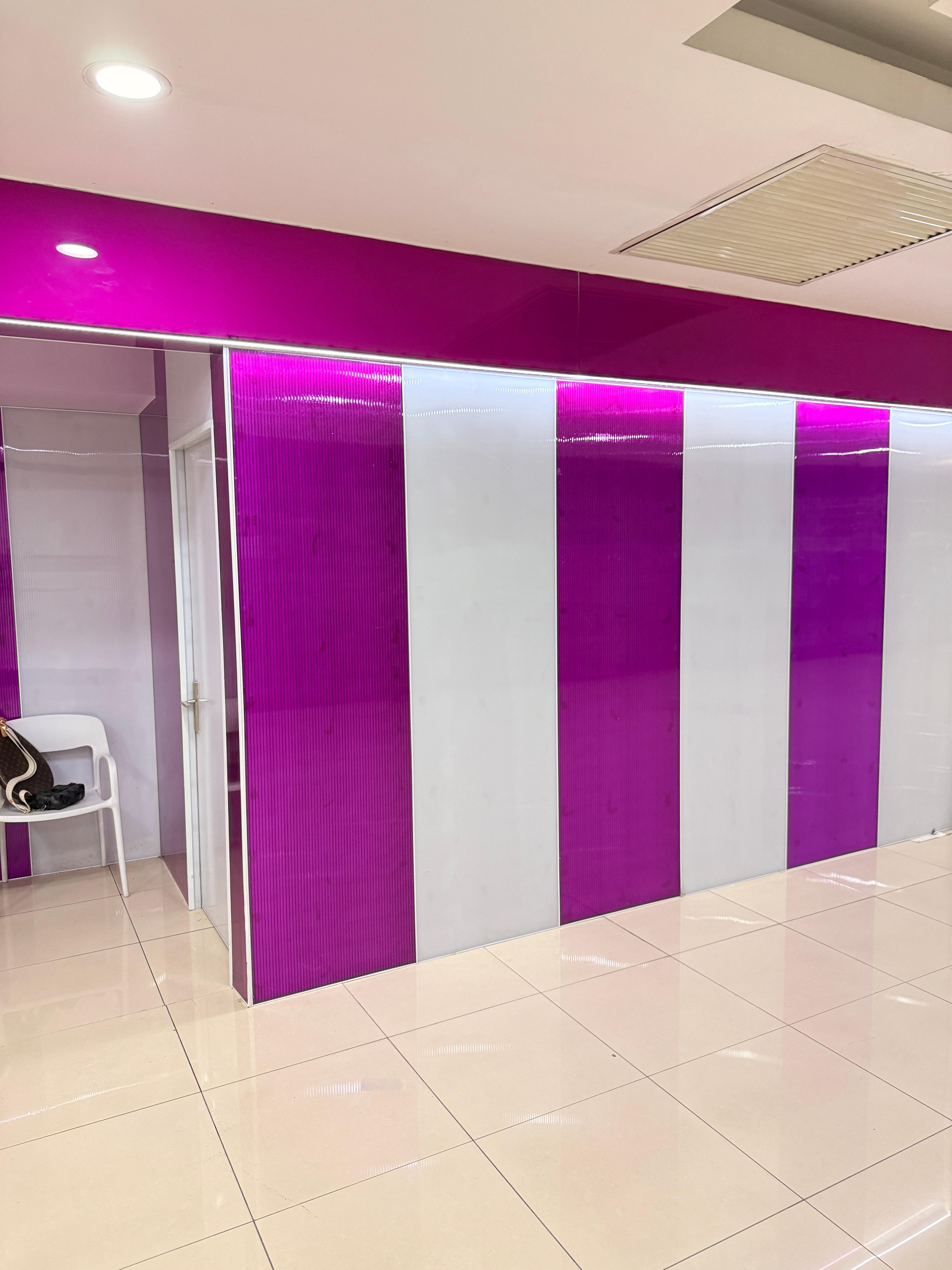 我问路：“请问某某麻将在哪？”他说：前面那个蓝色房子就是。我一脸懵逼，哪有蓝色房