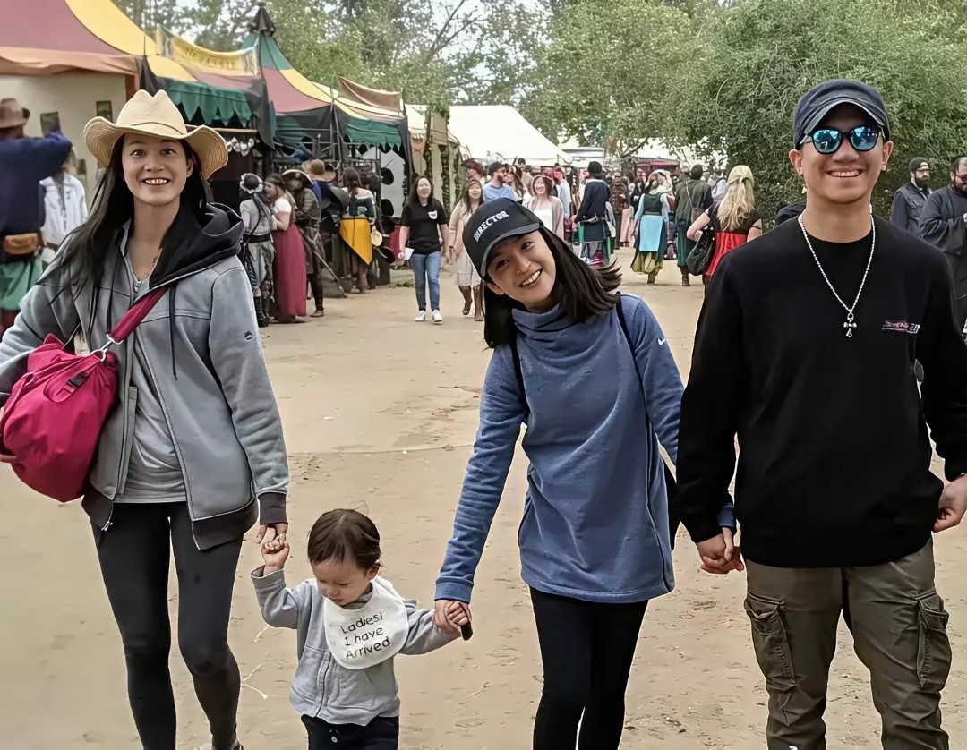 林依晨和老公出游同框，老公颜值好高，两人站在一起真的好登对！