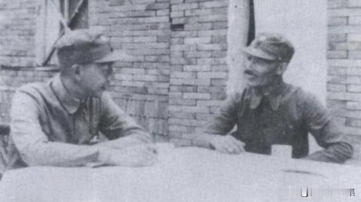 抗战时期，孙毅与晋察冀军区司令员聂荣臻（左）在商讨工作中。孙毅与聂荣臻的相识可追