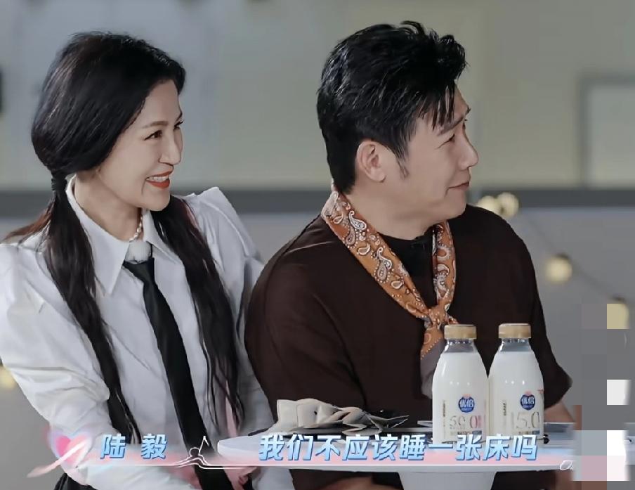 陆毅鲍蕾夫妻被问到是否分床睡，给出的答案引爆网络，网友们为此吵得不可开交。