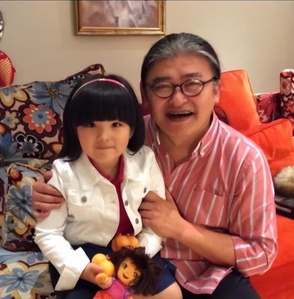 刘欢老师去李湘家做客时与李湘女儿王诗龄拍下的两张温馨照片，照片中的刘欢老师亲切地