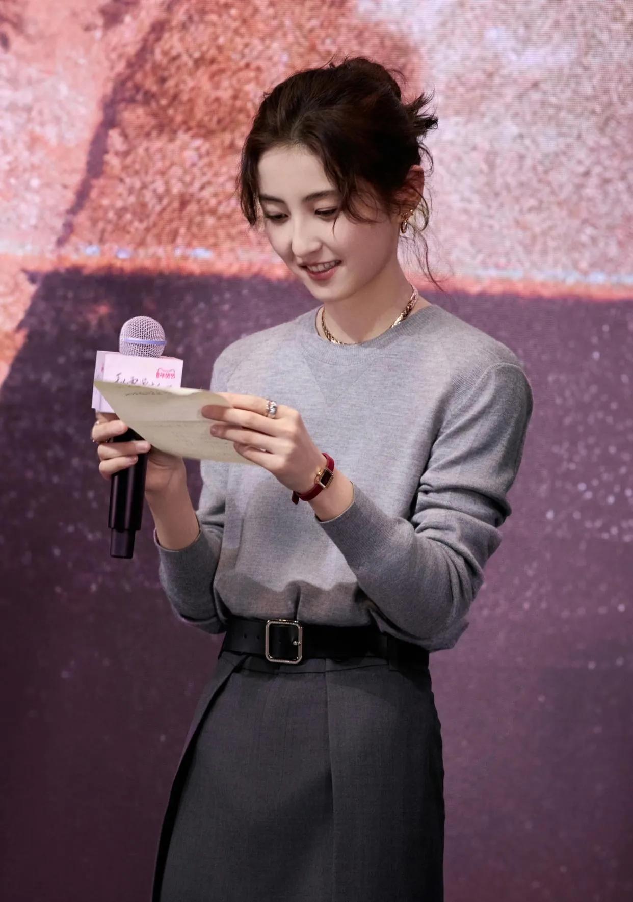 张子枫的造型杀疯了！浅灰毛衣+深灰长裙，低调温婉又显高，金色项链和酒红腕表更是点