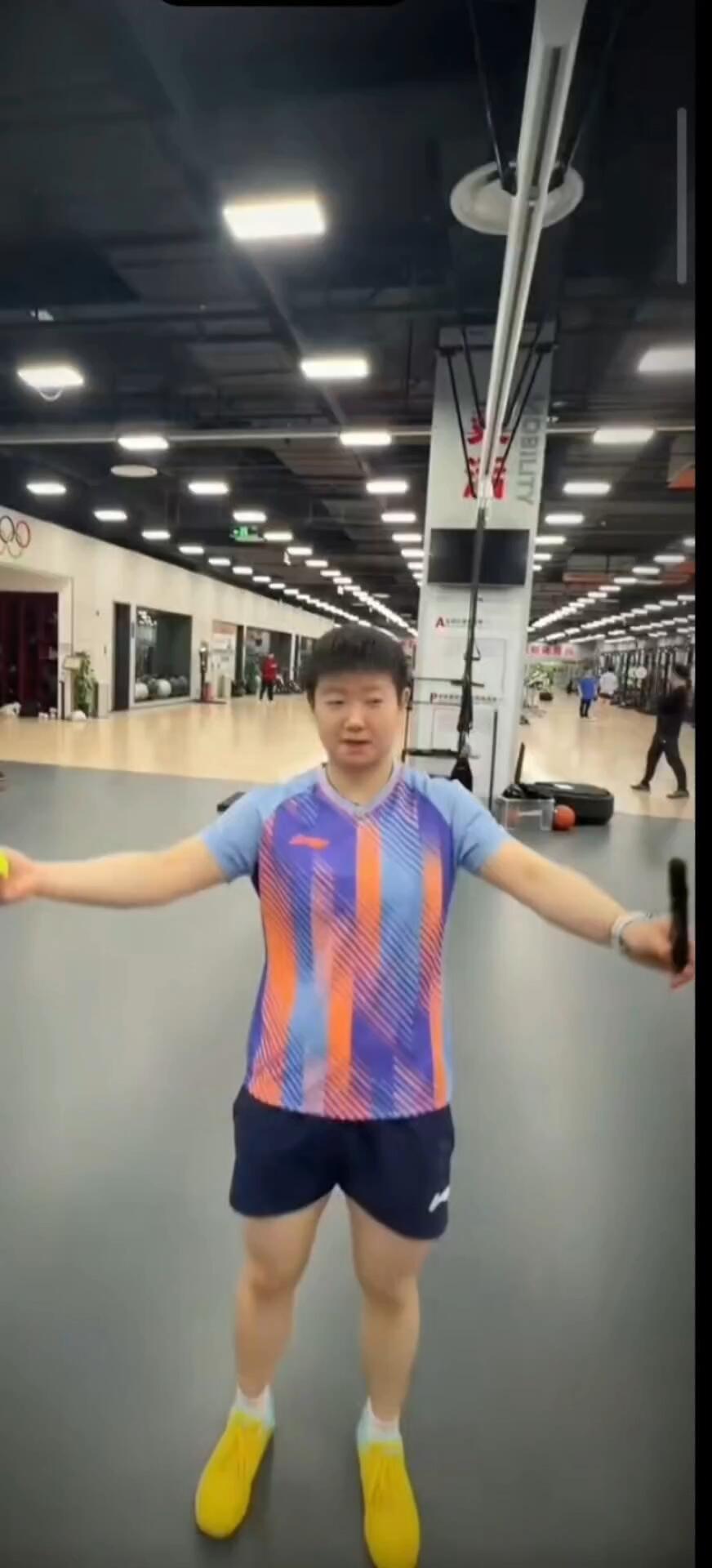 莎莎秀初一训练视频了，好可爱的小莎，真的好可爱，让人觉得好努力上进！莎莎的舞艺