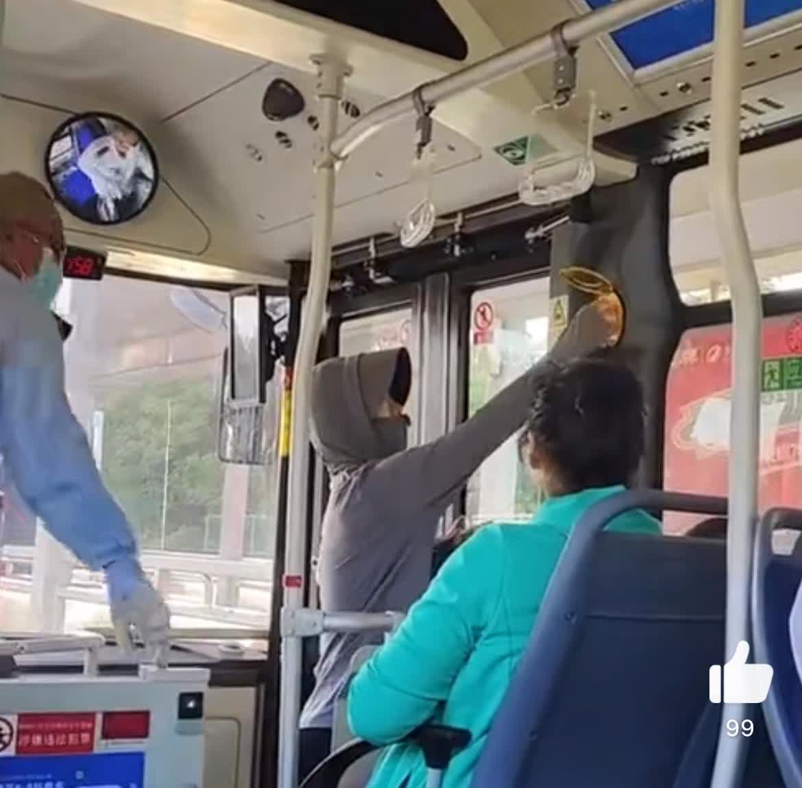 小仙女把公交当私家车，破了前门上车后门下车的规矩，哪个红色开关是特殊情况下才能使
