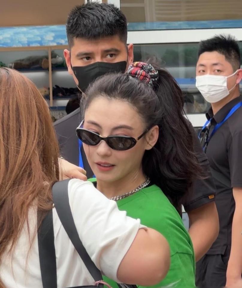 三亚偶遇张柏芝？别信，全是剧本。我就在现场，三个机位怼着拍，导演喊卡的声音比