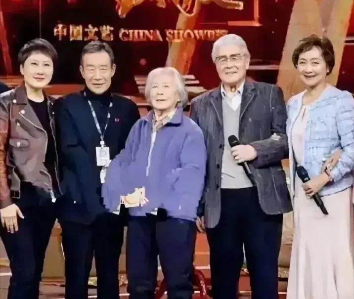 《渴望》这部剧真的是时代的记忆。看到这张部分演员再聚首的合影，感慨万千。孙松演